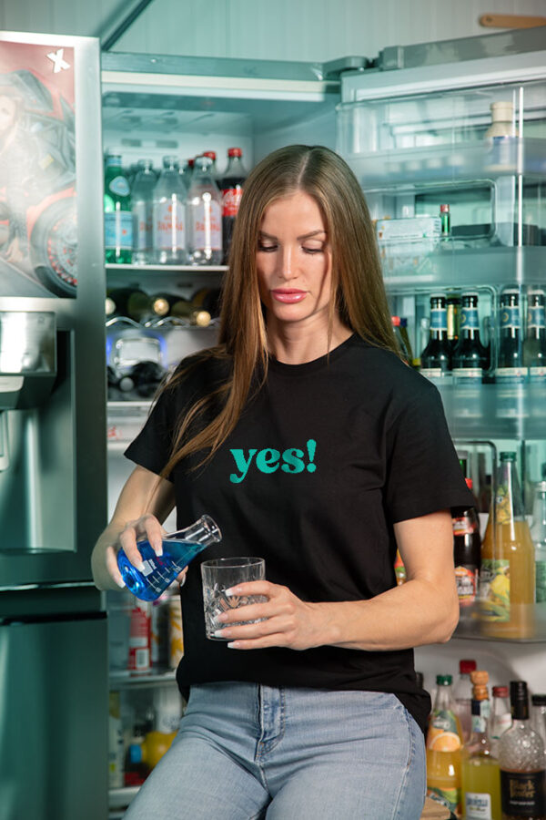 T-shirt von vorne in schwarz mit Cocktail