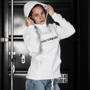 DEMNÄCHST IM SHOP Stylisches Hoodie mit Brusttasche! Damen in weiss und schwarz, Männer in schwarz und sand.