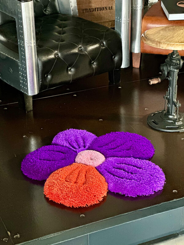 Blume aus Wolle in lila, Flieder, rosa und oranger Schafswolle und Acrylwolle