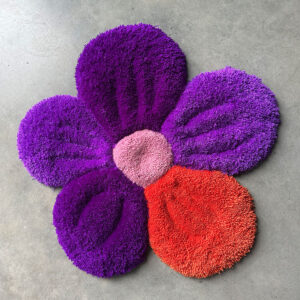 Blume aus Wolle in lila, Flieder, rosa und oranger Schafswolle und Acrylwolle