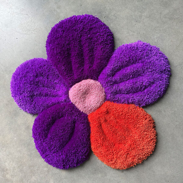 Blume aus Wolle in lila, Flieder, rosa und oranger Schafswolle und Acrylwolle