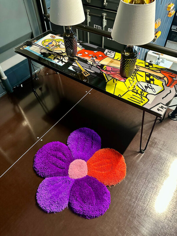 Blume aus Wolle in lila, Flieder, rosa und oranger Schafswolle und Acrylwolle