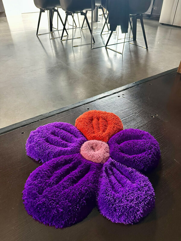 Blume aus Wolle in lila, Flieder, rosa und oranger Schafswolle und Acrylwolle